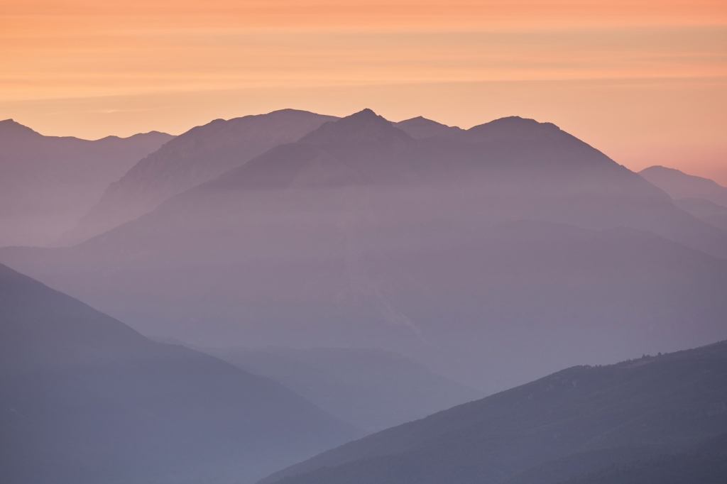 Alba viola sui monti