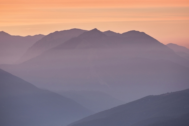 Alba viola sui monti