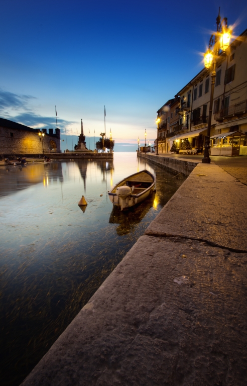 Barchetta sul lago