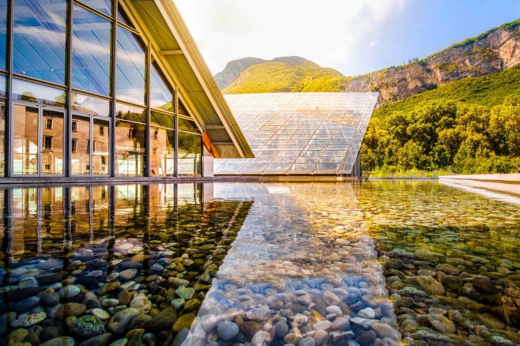 edificio moderno si specchia riflettendo nell'acqua del laghetto