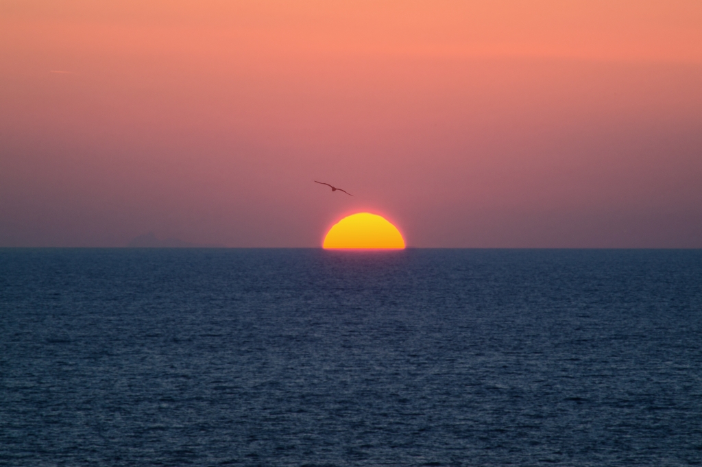 Tramonto rosso sul mare