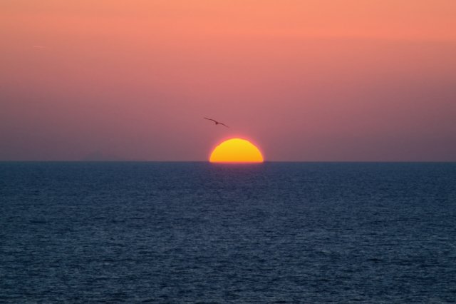 Tramonto rosso sul mare