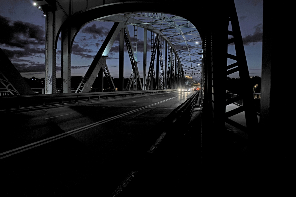 Ponte in notturna con luci di auto.