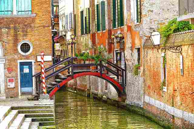 Venezia, piccolo ponte sul canale.