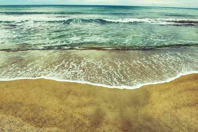 Spiaggia con bagnasciuga.