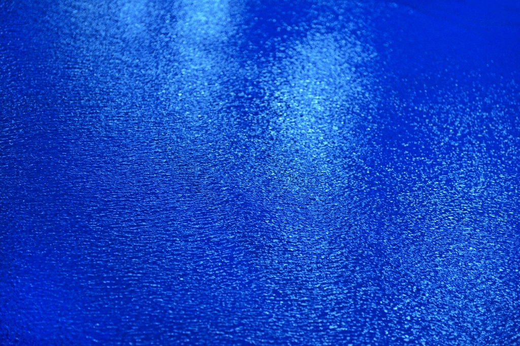 Pioggia su pavimento blu.