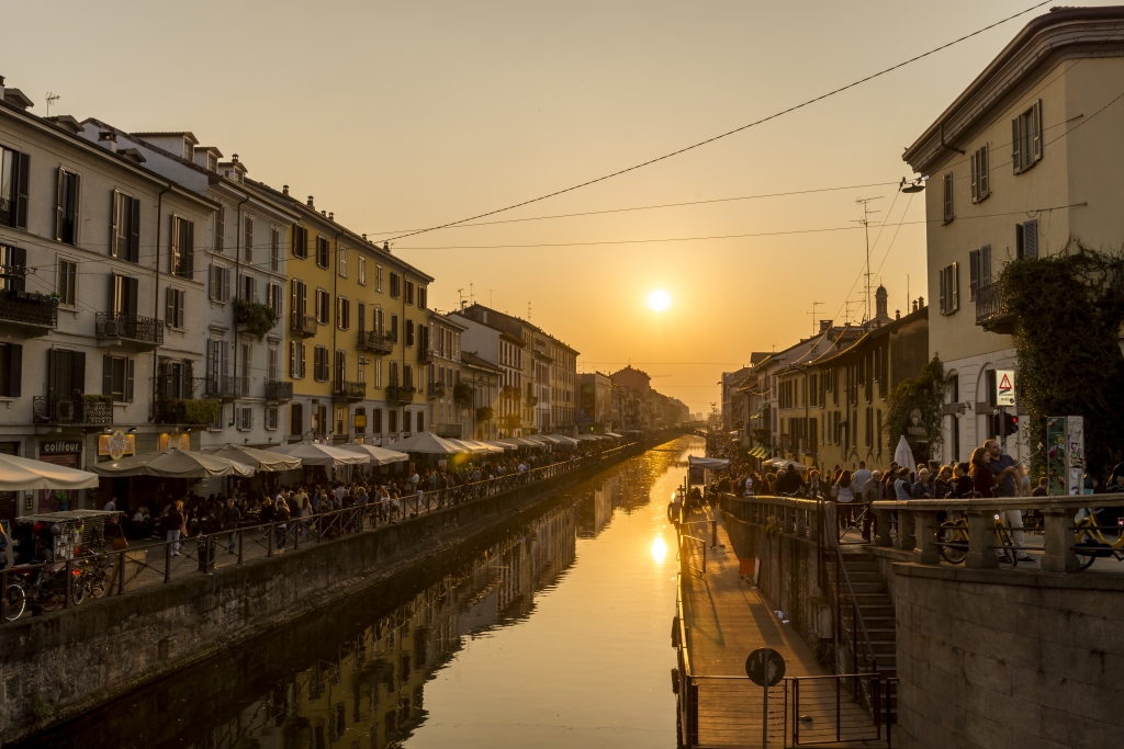 Tramonto sul Naviglio Grande nel centro di Milano