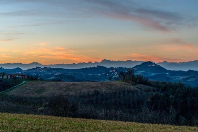 Tramonto sulle colline del Monferrato in inverno