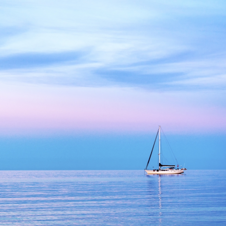 barca a vela al tramonto