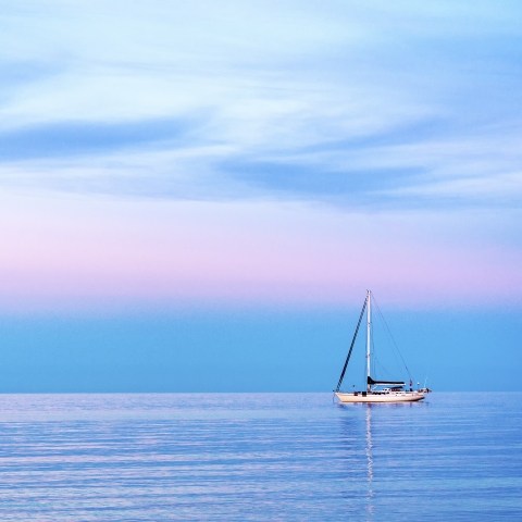 barca a vela al tramonto