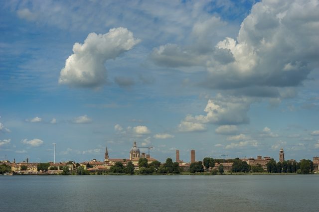 Panoramica di Mantova dal lago