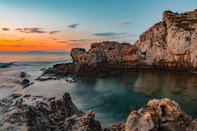 Ora blu sfumature del cielo orizzonte del mare arancione
