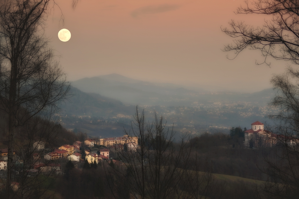 Luna piena sopra il Santuario di Graglia