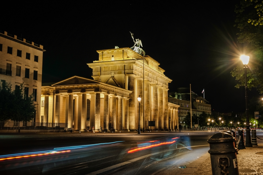 Porta di Brandeburgo di notte a Berlino