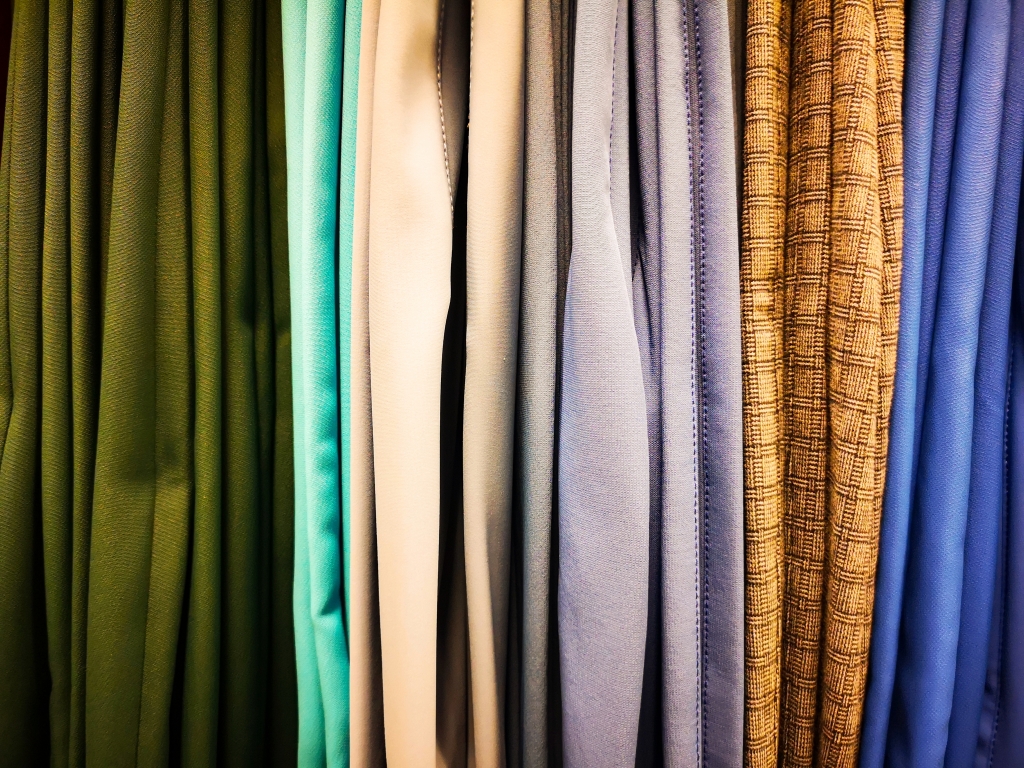 esposizione di abbigliamento colorato
