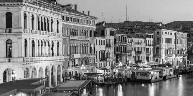 Palazzi sul Canal Grande. Venezia in bianco e nero