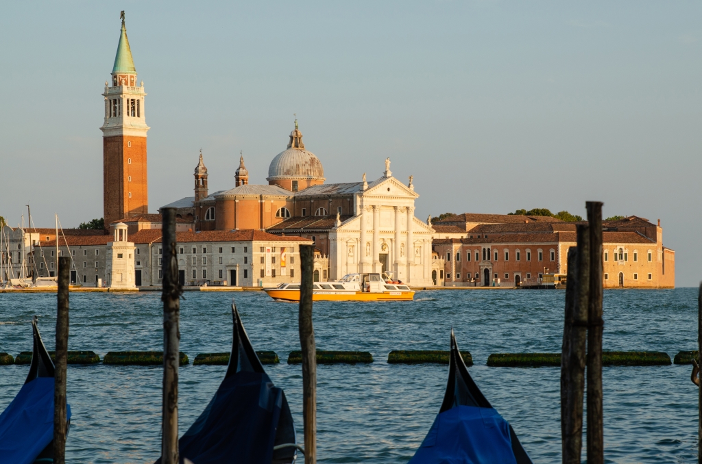 Cartolina da Venezia : prue delle gondole verso la Giudecca