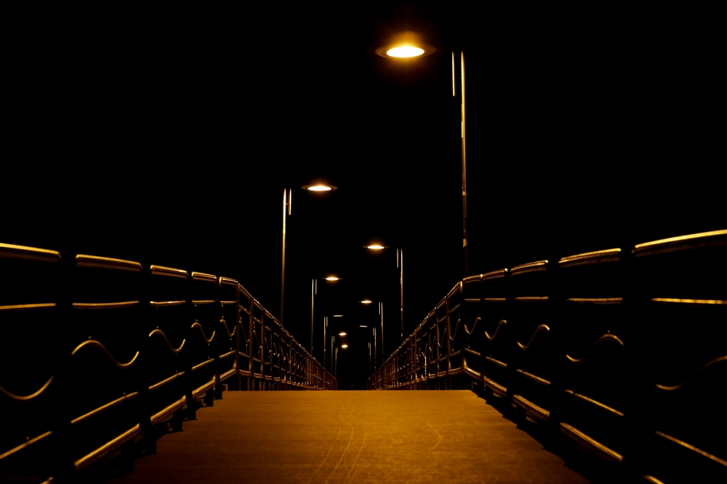 Il pontile di vasto marina nella notte