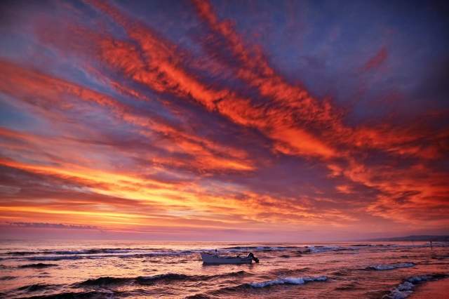 Alba rossa tra le nuvole