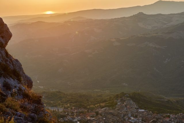 L'alba dai monti su Lama dei Peligni