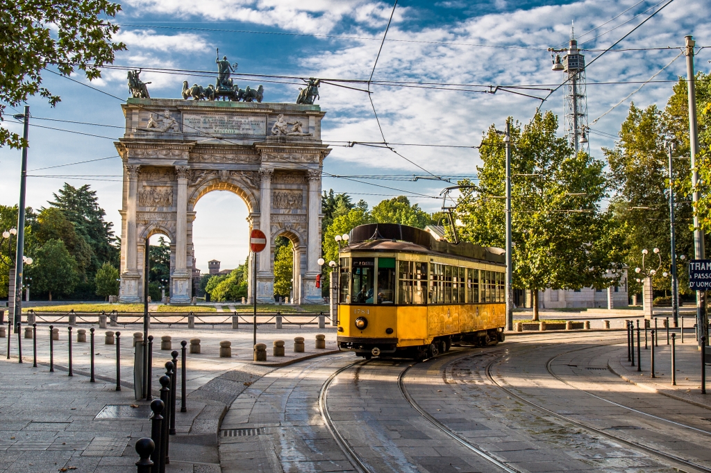 Tram e arco della pace