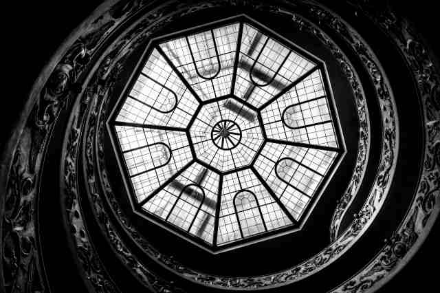 Scala elicoidale Musei Vaticani · loveombra