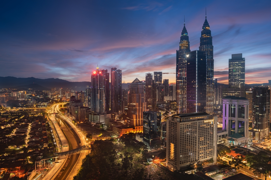 Lo skyline di Kuala Lumpur alle prime luci dell’alba