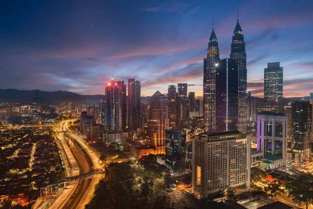 Lo skyline di Kuala Lumpur alle prime luci dell’alba