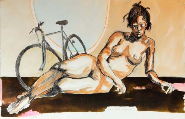 Nudo femminile sdraiato con bicicletta