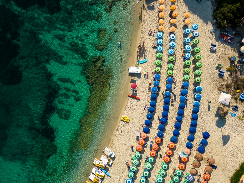vista aerea di mare caraibico e ombrelloni da spiaggia