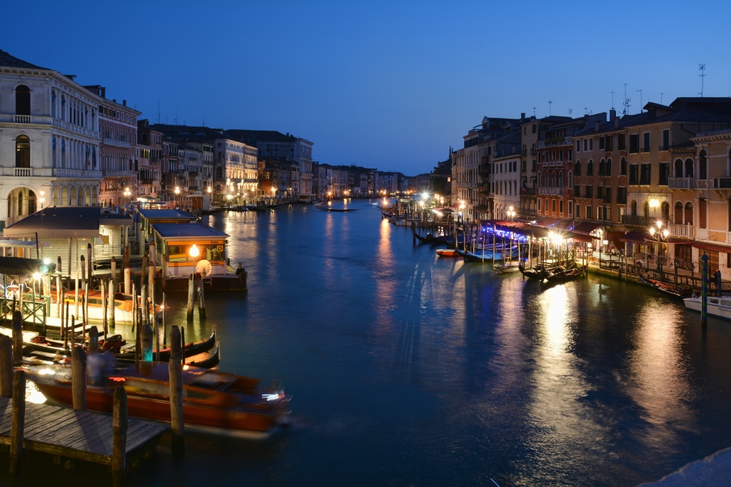 Vista notturna del Canal Grande da Ponte di Rialto a Venezia