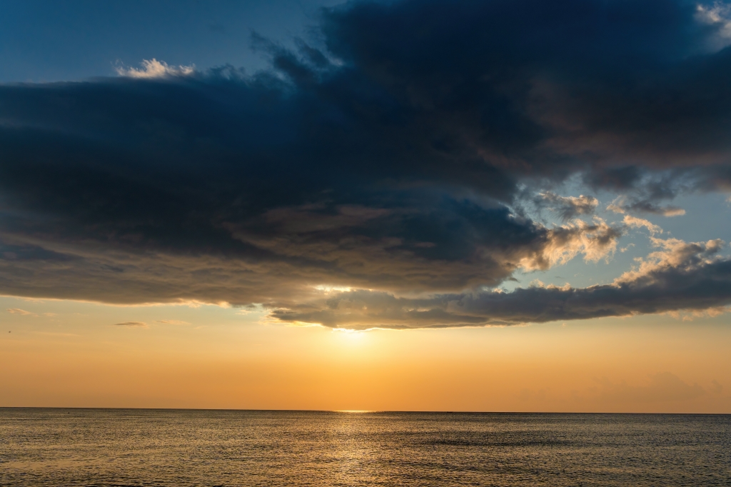 Mare calmo cielo minaccioso