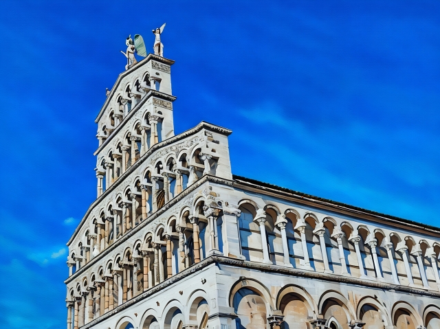 Lucca Facciata Maestosa: L’Eleganza dell’Architettura Romanica