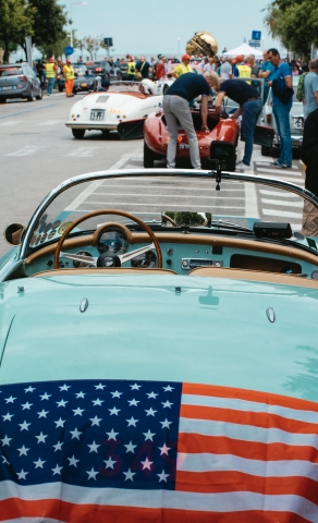 Eleganza Vintage e Spirito Americano: Un Tuffo nel Passato