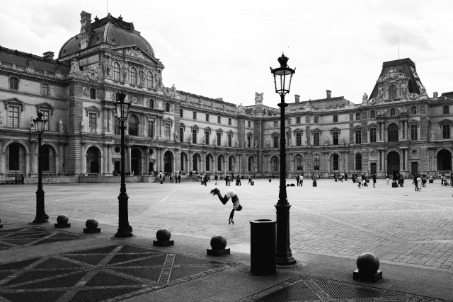 nel Louvre un corpo  in volo incide l'effimero nell'eternità