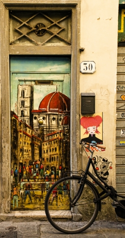 Street Art a Firenze: porta dipinta e bicicletta vintage - Quadro