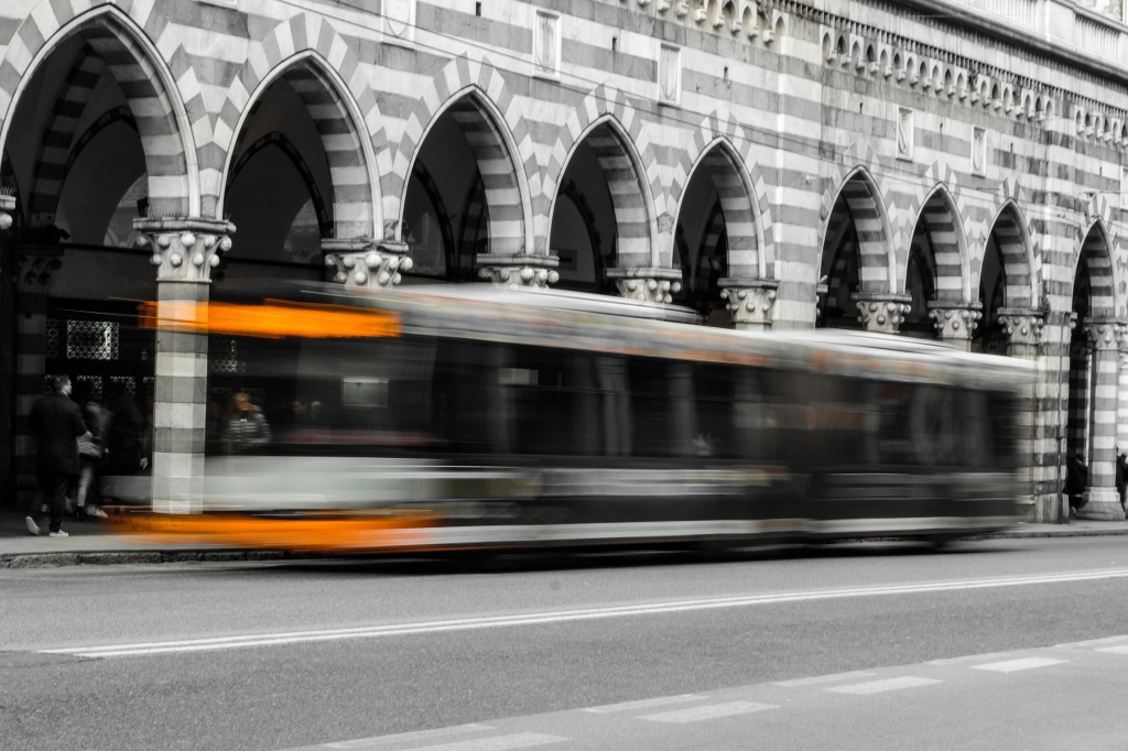 bus in movimento