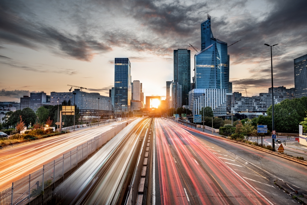 L'architettura moderna di Parigi al tramonto