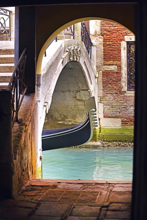Venezia, gondola sotto il ponte.