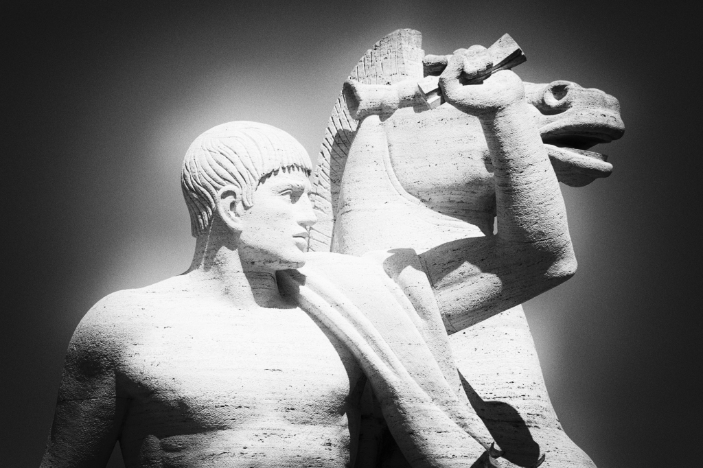 E.U.R. - Statua al palazzo della civiltà italiana.