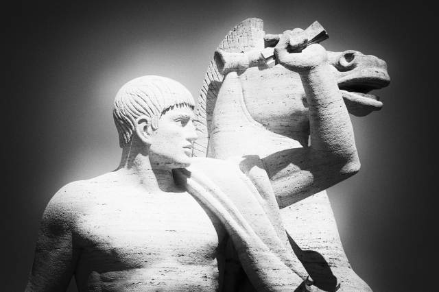 E.U.R. - Statua al palazzo della civiltà italiana.