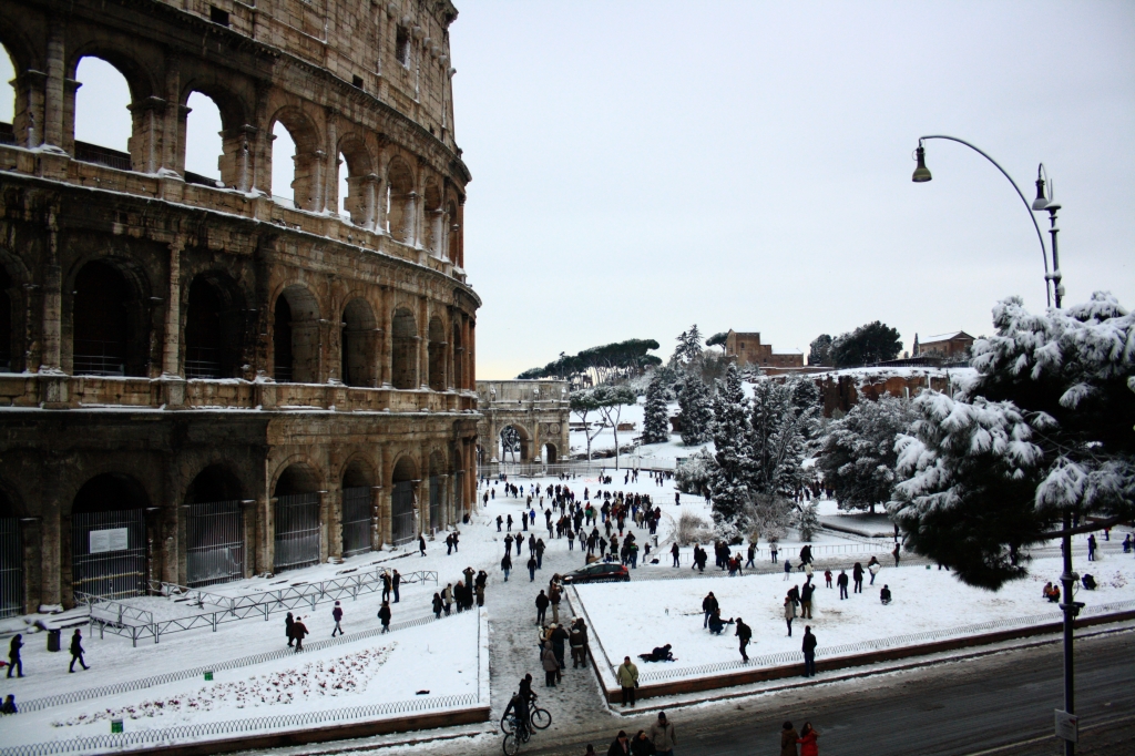 Neve al Colosseo