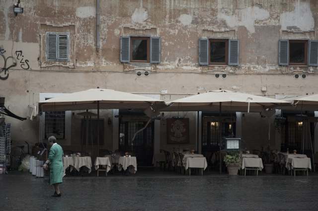 Signora in Piazza