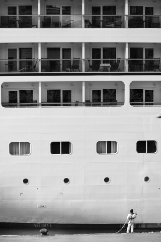 Foto e poster con bianco, città, mare, mezzi, nero, persone, trasporto