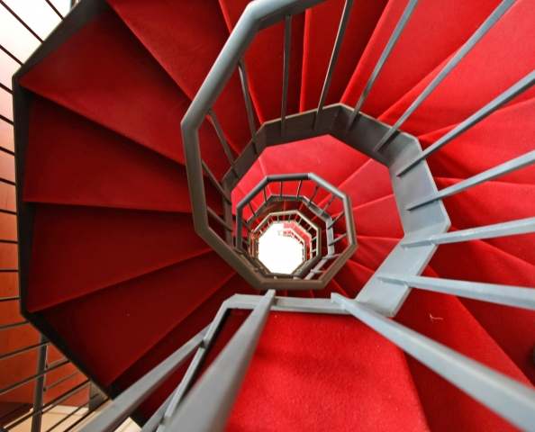 spirale rosso verso il futuro