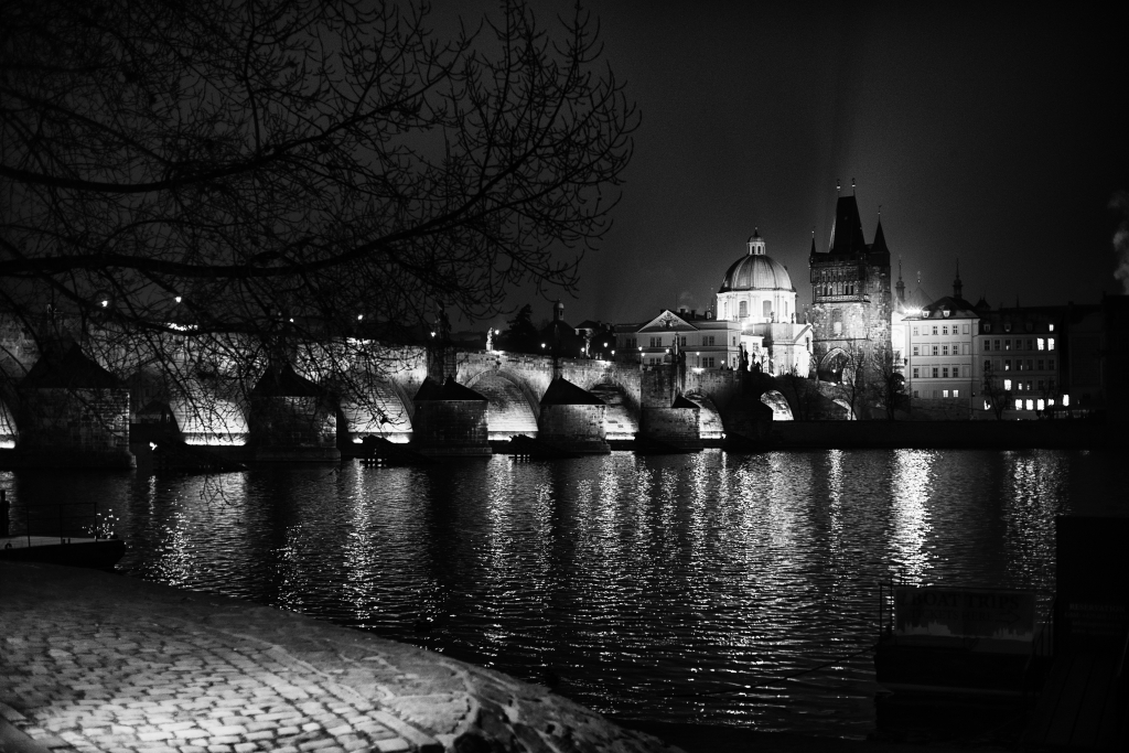 ponte carlo di notte