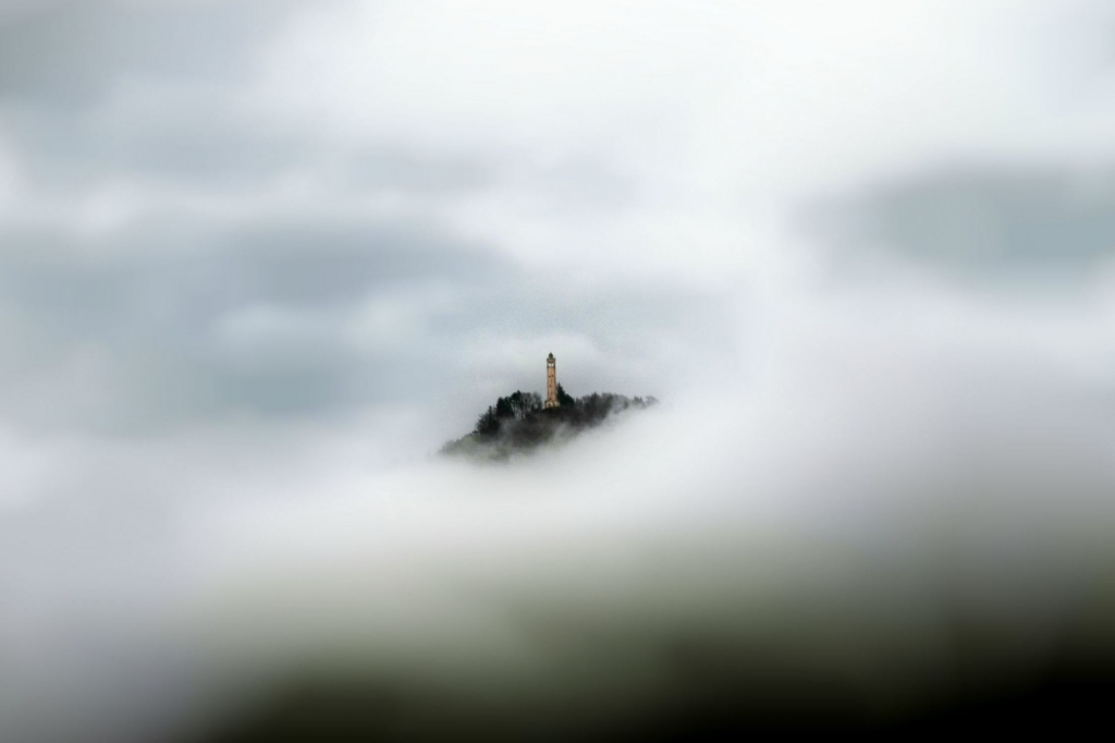 Il faro tra le nuvole