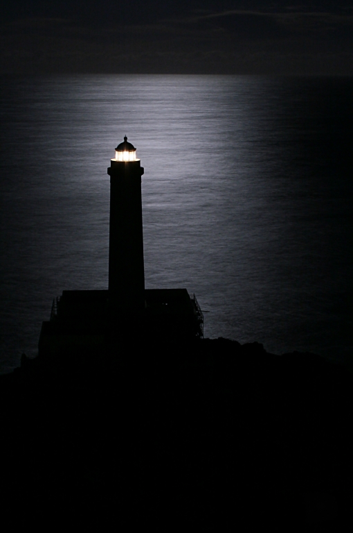 Faro in notturna