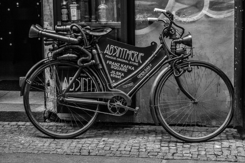 Stampe Artistiche Quadri E Poster Con Assenzio Bianco E Nero Bicicletta Europa Hotel Mezzi Di Trasporto Praga Ufficio Viaggi Absinthe