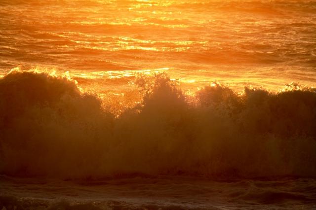 mareggiata al tramonto